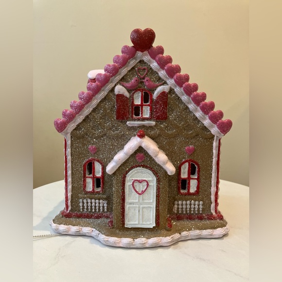 Cupcakes and Cashmere Gingerbread Valentine’s Day House. - Picture 2 of 8